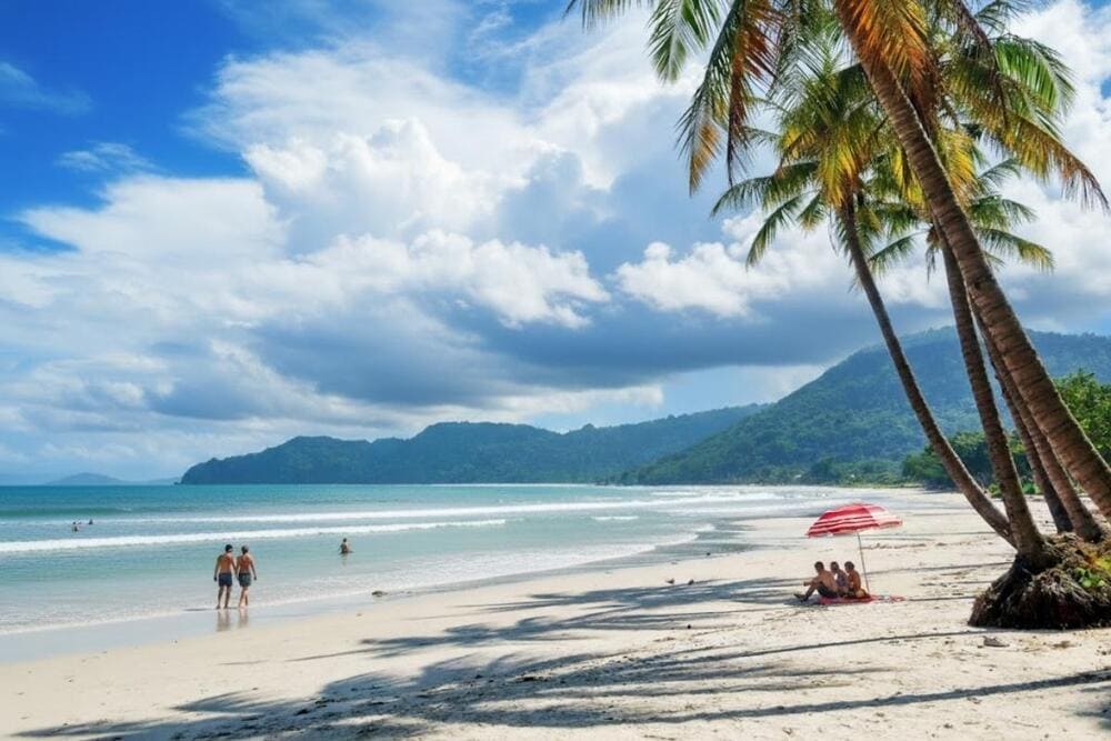 B&atilde;i biển tại Cửa Cạn vẫn giữ nguy&ecirc;n vẻ đẹp nguy&ecirc;n sơ, sạch sẽ v&agrave; vắng b&oacute;ng kh&aacute;ch du lịch